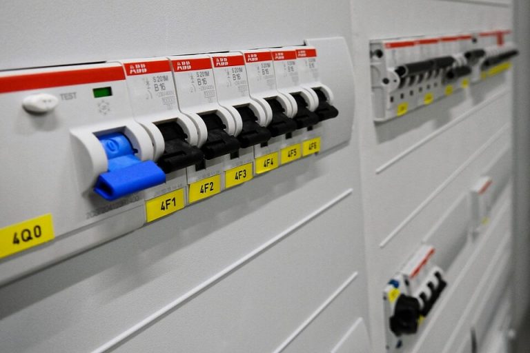 El Ayuntamiento de Marmolejo se suma a la iniciativa ciudadana “baja los plomos” para protestar contra las eléctricas