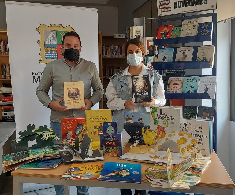 La Biblioteca Municipal de Marmolejo presenta parte de los más de 200 libros adquiridos para modernizar el fondo bibliográfico