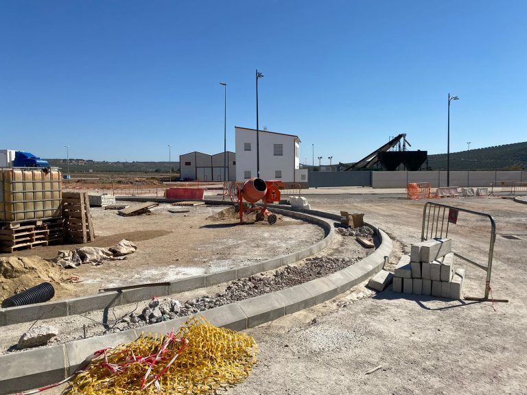 Última fase de construcción de la nueva rotonda de acceso a los polígonos industriales