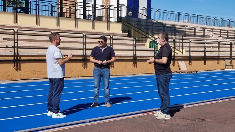 El Ayuntamiento de Marmolejo invierte 40.000 euros en el arreglo integral de la pista de atletismo