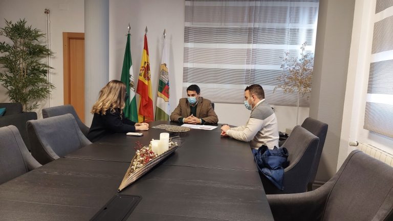 El Alcalde de Marmolejo recibe la visita de la delegada territorial de Administración local
