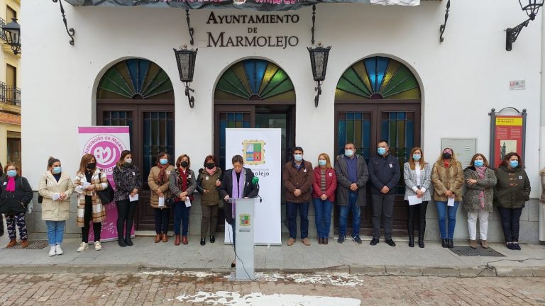 Marmolejo planta cara a la violencia de género en un acto público de lectura del manifiesto y recuerdo de las víctimas