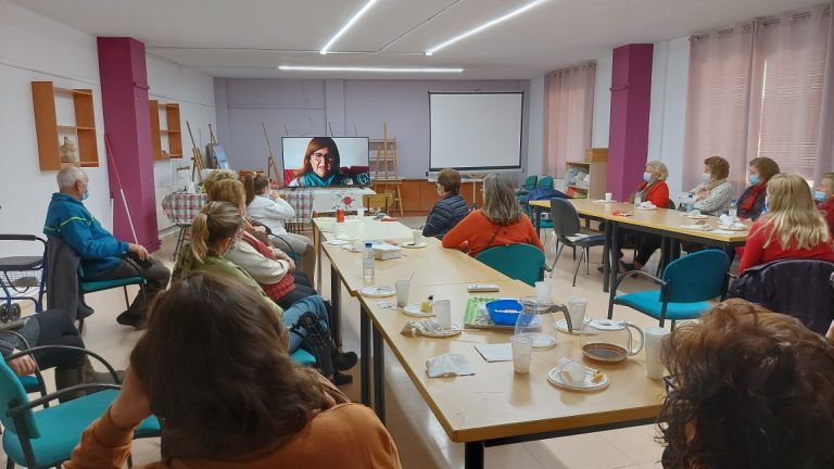 El Centro de Servicios Sociales acoge la celebración del Cinefórum con la participación de la Escuela de Adultos y la Asociación de Mujeres Útica