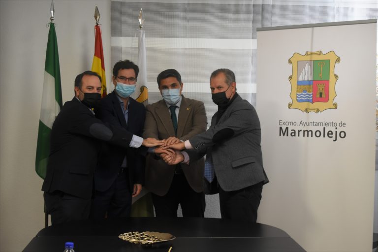 El Ayuntamiento de Marmolejo firma con la empresa jiennense Luis Piña S.A. la venta de 30.000m2 de suelo industrial en el P.I. Las Calañas para la creación de un nuevo centro logístico