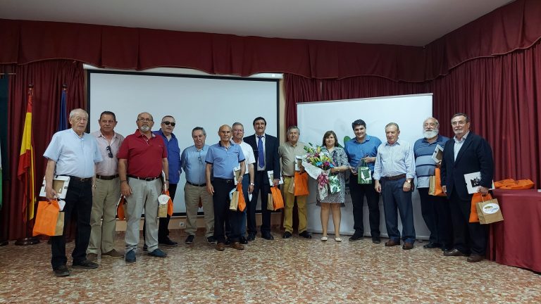 Un grupo de antiguos alumnos de la Escuela de Capataces Agrícolas del IES Virgen de la Cabeza se reúne 50 años después