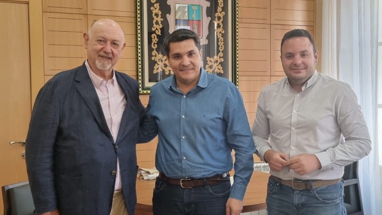 El escritor Juan Eslava Galán visita Marmolejo para disfrutar de su encanto