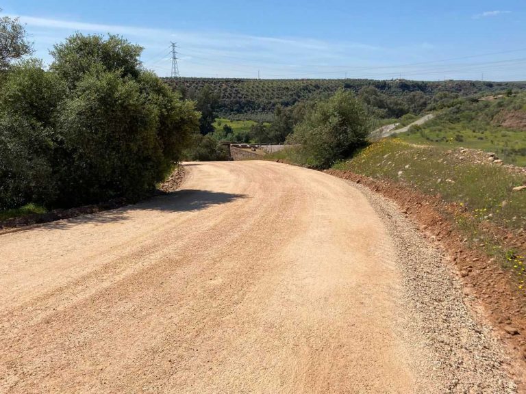Avanzan los trabajos de repaso y arreglo de los caminos rurales de Marmolejo