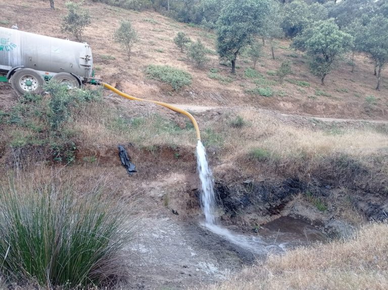 Limpieza y llenado de agua de charcas y abrevaderos en la finca pública El Baldío