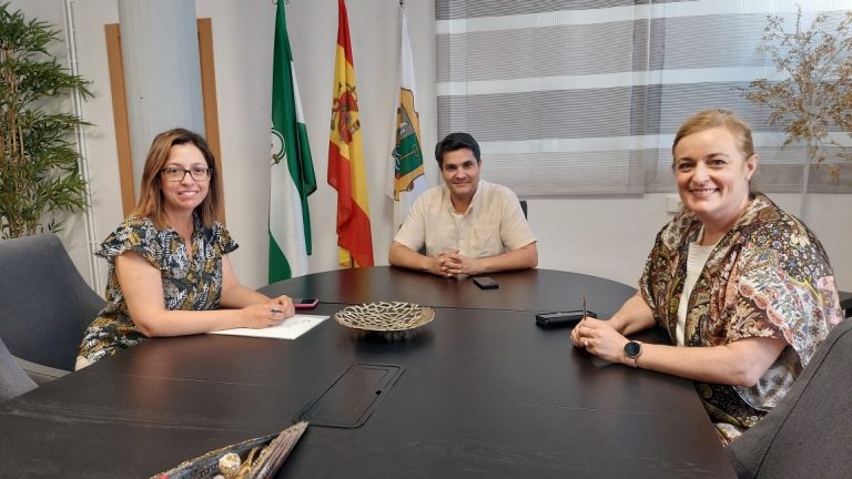 El Alcalde de Marmolejo mantiene un encuentro de trabajo con la diputada de Gobierno Electrónico