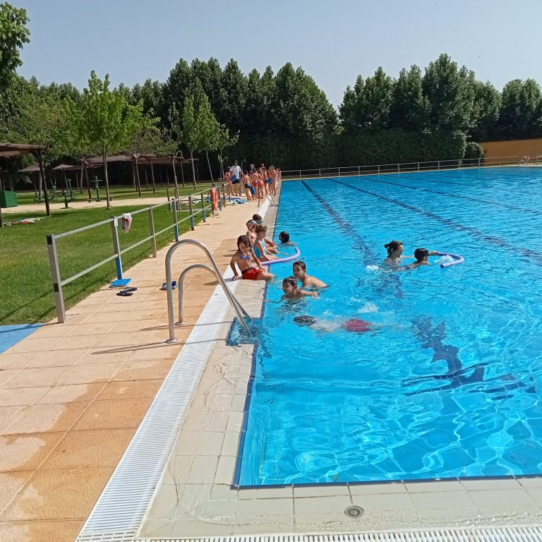 Comienza la temporada de cursillos de natación para niños en la piscina municipal