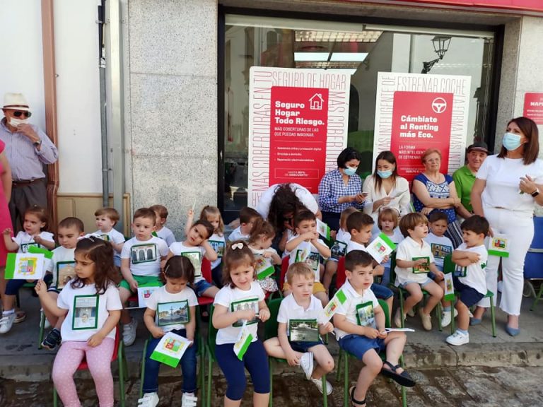 Los escolares marmolejeños conmemoran el Día de Marmolejo en la calle