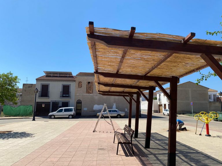 El Ayuntamiento de Marmolejo mejora el entorno de la plaza Clara Campoamor