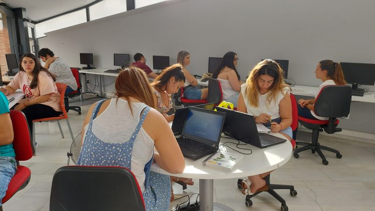 Una quincena de personas se forma como community manager y social media