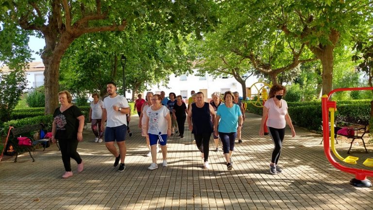 Una treintena de personas mayores disfruta de la actividad deportiva en espacios biosaludables