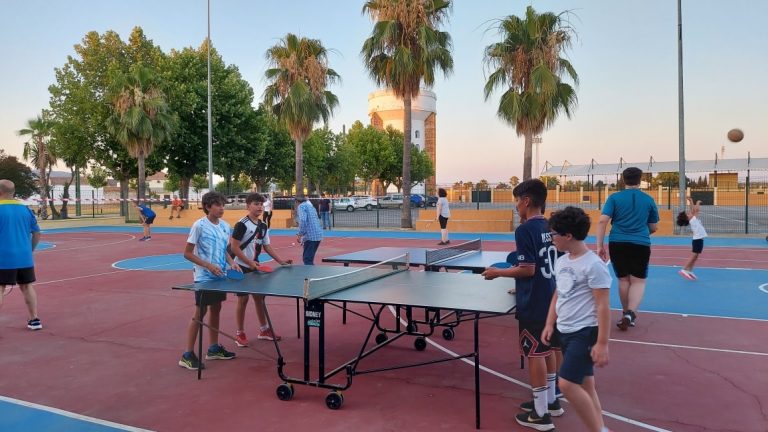 La Noche mágica del tenis de mesa y del bádminton llena el paseo de deporte