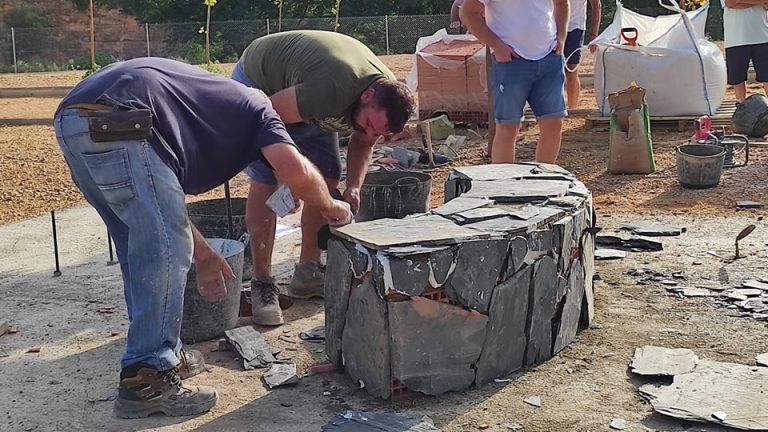 La décimosexta edición del Concurso de albañilería construye bancos en la nueva zona recreativa