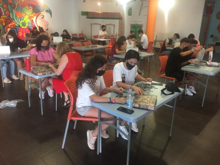 El puzletrón de Marmolejo vuelve a llenar la Casa de la Juventud de aficionados a esta competición