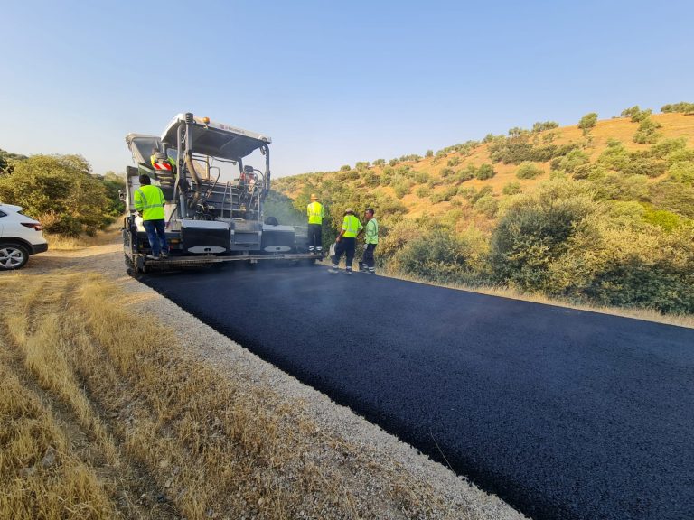 El Alcalde recibe la visita del diputado de Infraestructuras Municipales en la intervención realizada en la carretera de la Centenera