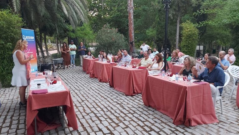 El patín del tranvía acoge la I Cata con encanto con productos locales y maridaje
