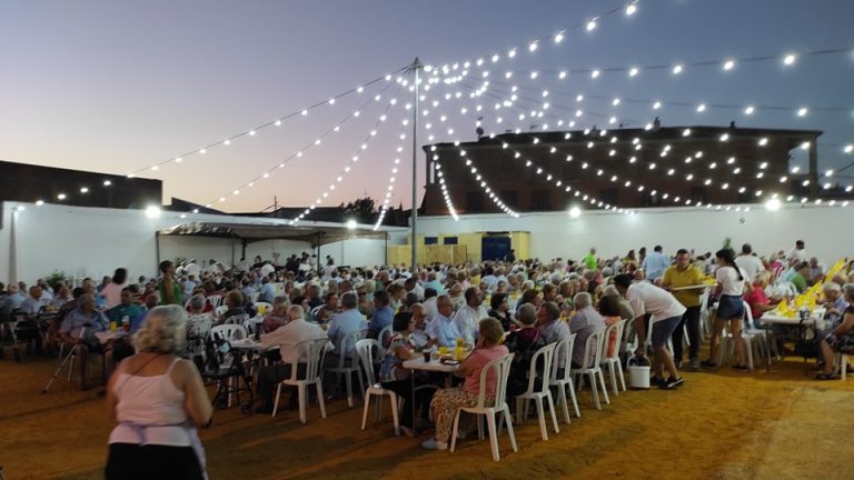 Más de 700 personas disfrutan de la Cena-homenaje a nuestros mayores organizada por el Ayuntamiento de Marmolejo