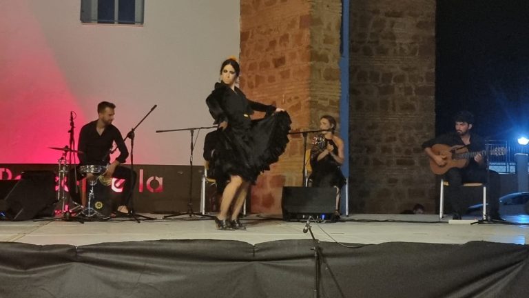 La bailaora jiennense Carmen Álvarez enamora a Marmolejo