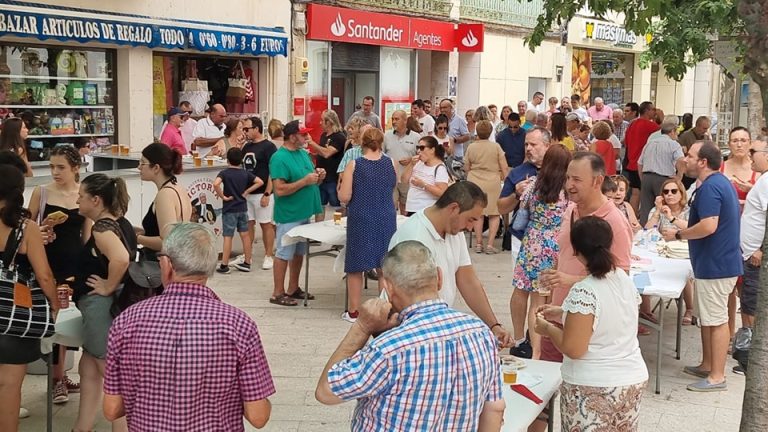 El centro de Marmolejo acoge el “Cómetelo como puedas… al cochinillo frito”