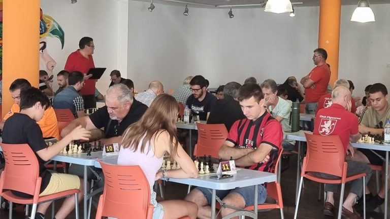 El Torneo de feria de ajedrez llena la Casa de la Juventud
