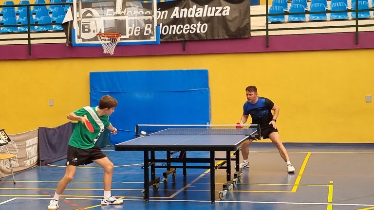 El Torneo de feria de tenis de mesa atrae todas las miradas