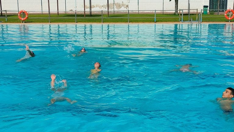 Los cursos de natación para grandes y pequeños llenan la piscina municipal de actividad durante todo el verano