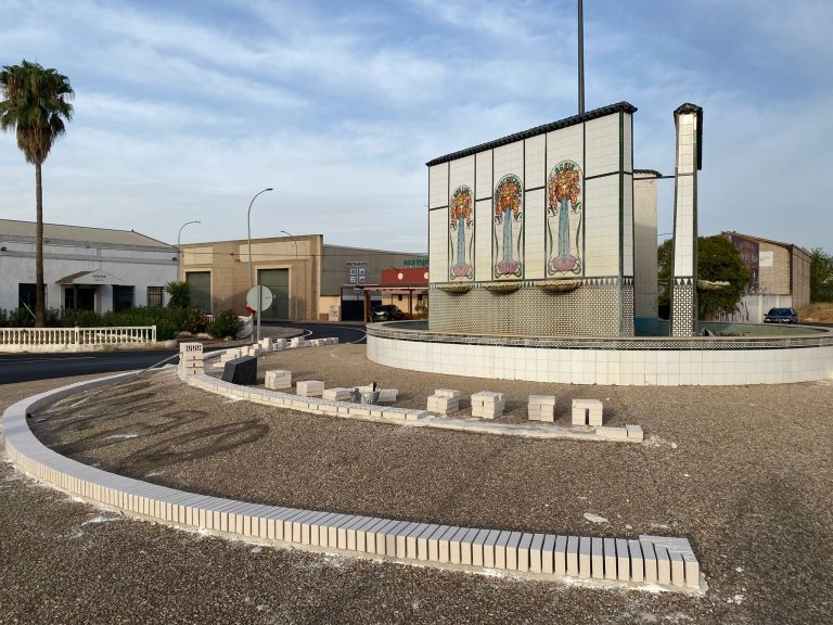 Arreglo de la rotonda de entrada a Marmolejo