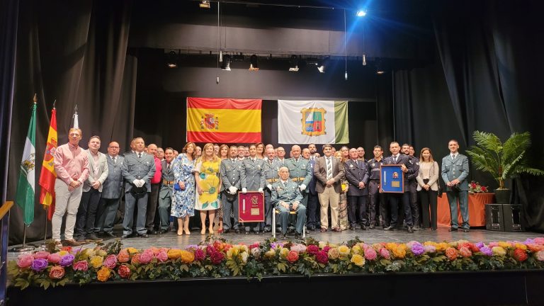 El Ayuntamiento de Marmolejo reconoce en un acto público al puesto de la Guardia Civil y al cuerpo de la Policía Local del municipio