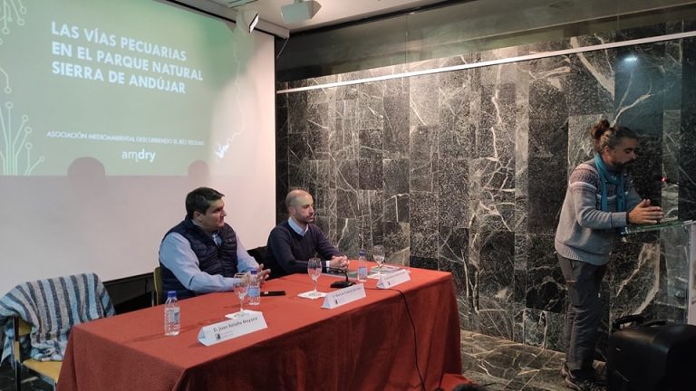 Juan Alberto Cañuelo llena la Sala Verde en la presentación de su libro “Las vías pecuarias en el Parque Natural Sierra de Andújar”