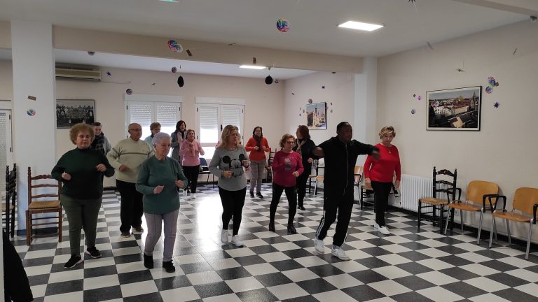 Comienzan las clases de salsa en el Hogar del jubilado