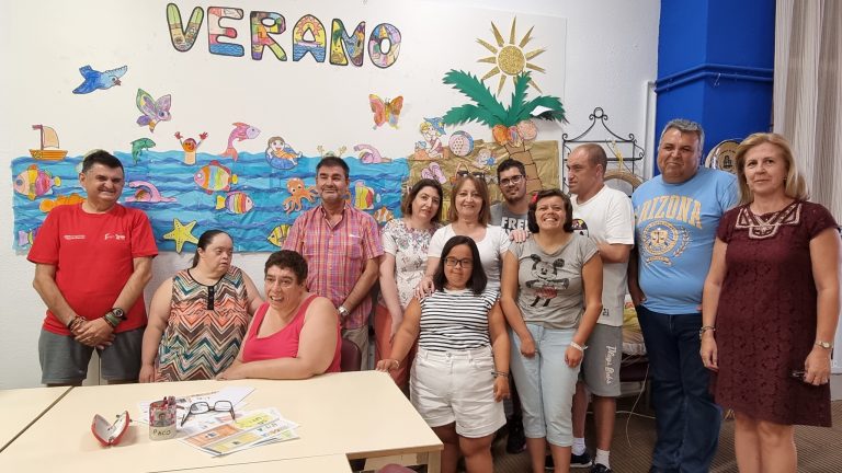 Los usuarios y usuarias del CDO ‘La Fuente’ reciben un detalle del Ayuntamiento para el verano