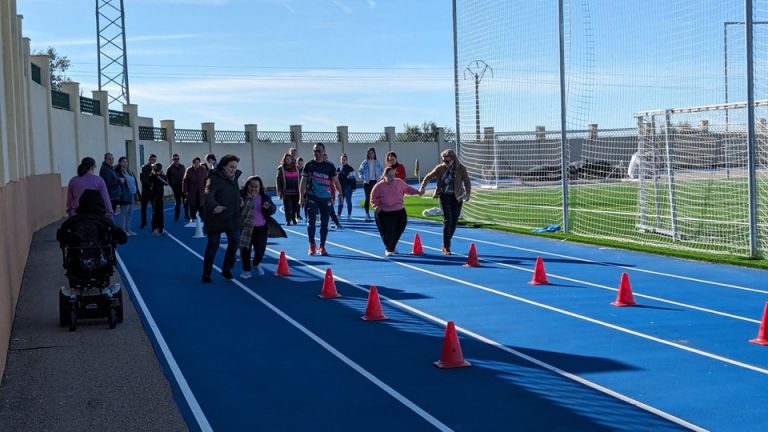 El Centro de Día Ocupacional La Fuente disfruta de una mañana de deporte gracias al Club de Atletismo Ave Fénix