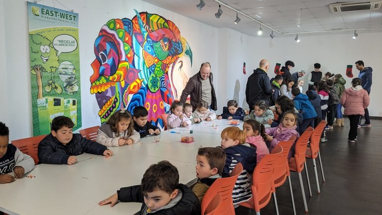 La Casa de la Juventud acoge el taller de manualidad con ropa reciclada
