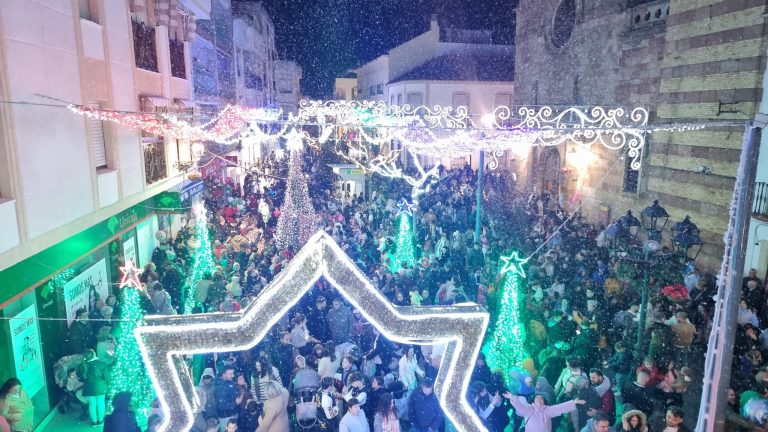 Marmolejo vuelve a brillar con el encendido de las luces de Navidad