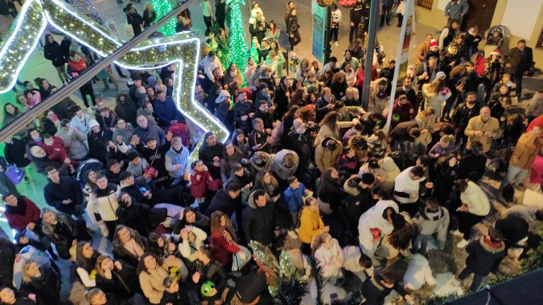 La cabalgata de Reyes Magos de Marmolejo ilusiona a grandes y pequeños