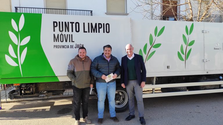 El Alcalde acompaña al Diputado de Servicios Municipales en su visita al Punto Limpio de Marmolejo