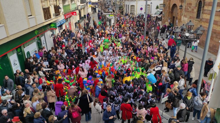 Marmolejo celebra el Chiquicarnaval con 600 niños y niñas disfrazados en las calles