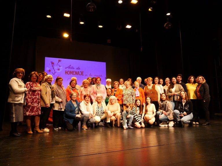 La gala de homenaje a la mujer por el 8M premia a Paquita García García