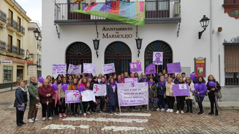 La 1ª Marcha por la Igualdad recorre las calles de Marmolejo pese a la lluvia