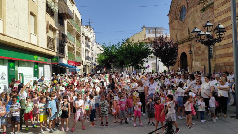 El centro de Marmolejo acoge el izado institucional con motivo del 27 de mayo