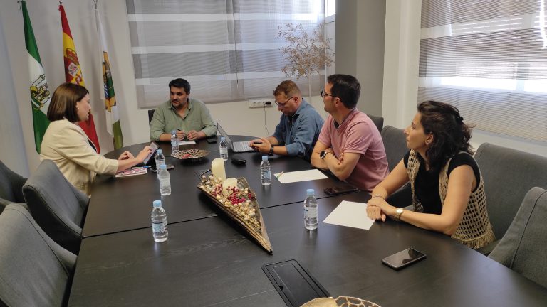El Alcalde recibe a la diputada de Fondos Europeos y Geolit