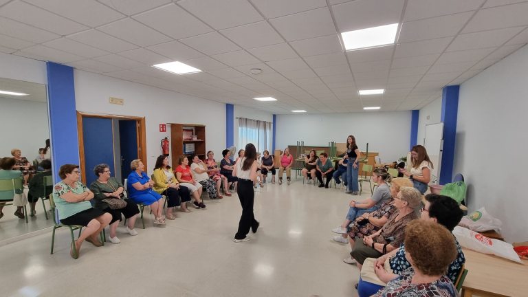 Un numeroso grupo de mayores participa en el Taller de risoterapia con motivo de la Semana de las Personas Mayores