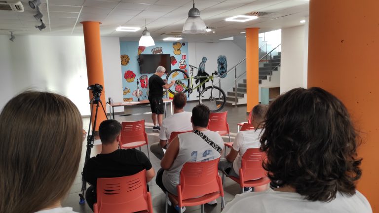 Taller para aprender a arreglar tu bicicleta con motivo de la Semana de la movilidad