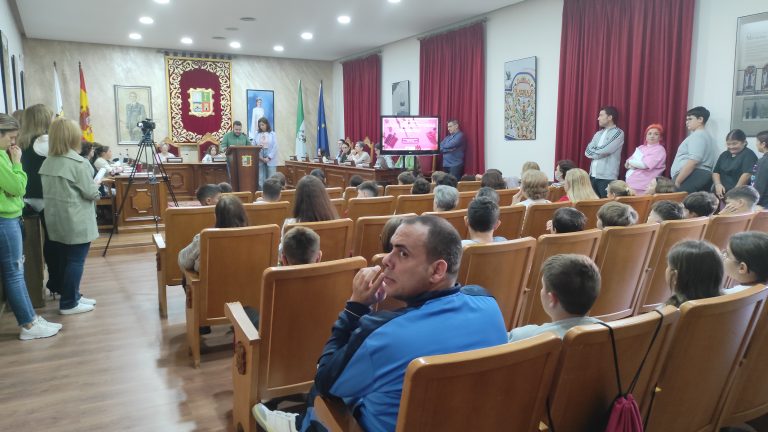 El salón de plenos acoge el acto central con motivo del Día de las mujeres escritoras