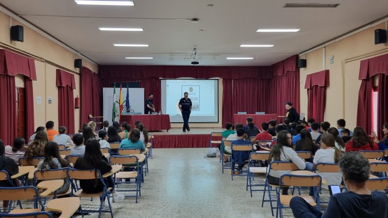 El alumnado del IES Virgen de la Cabeza disfruta de una charla sobre seguridad en patinetes eléctricos