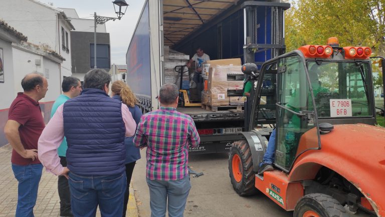 Marmolejo envía un tráiler cargado de solidaridad a los pueblos afectados por la DANA