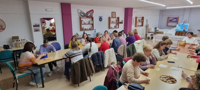 Marmolejo celebra el Bingo para Mujeres en el Centro de Servicios Sociales